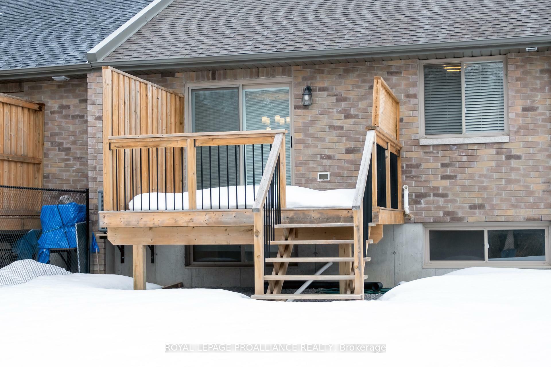 Property Photo: 7 Hillside Meadows Drive ON K8V 0J5