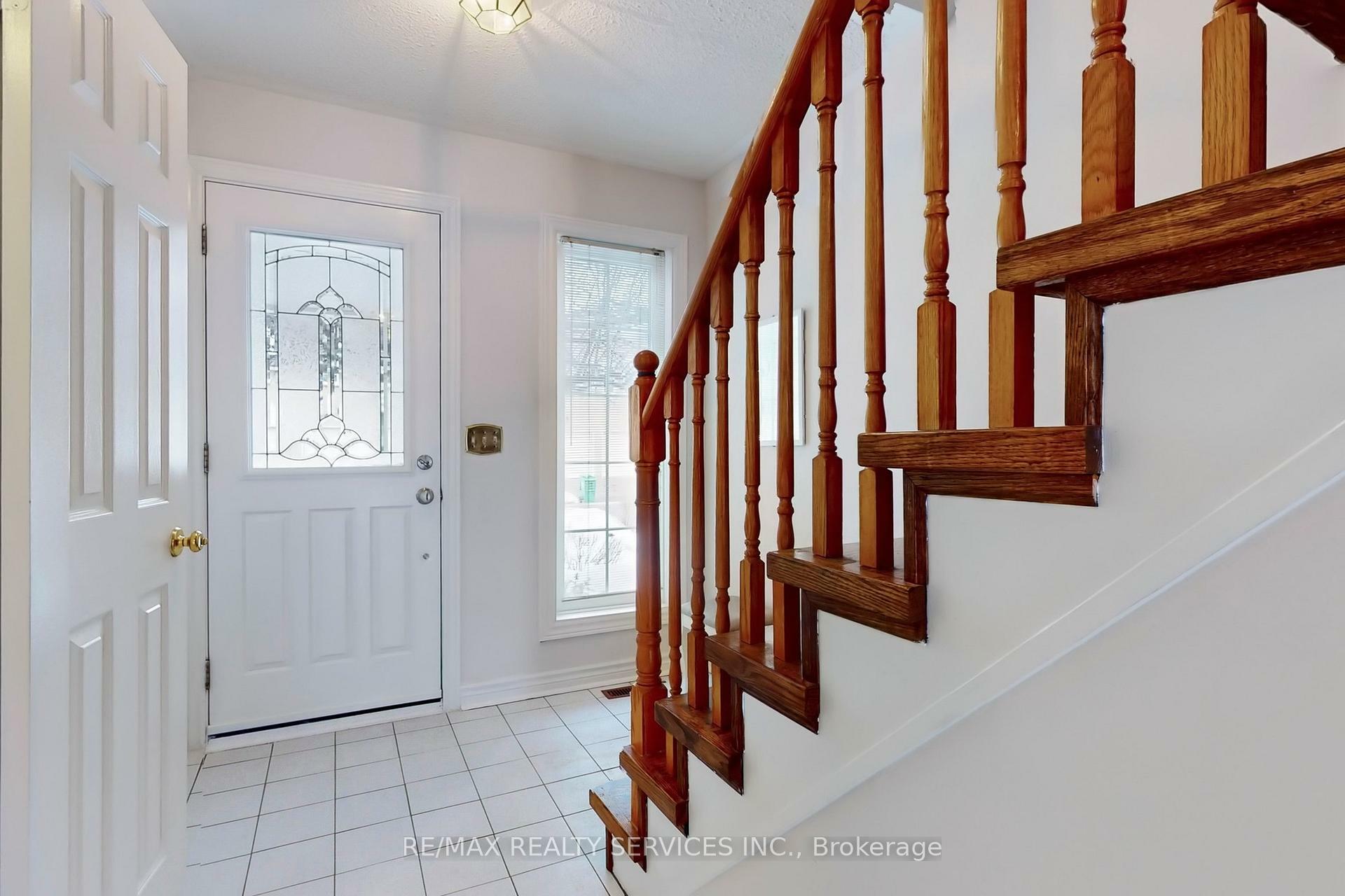 Property Photo: 28 Heathcliffe Square ON L6S 5P7