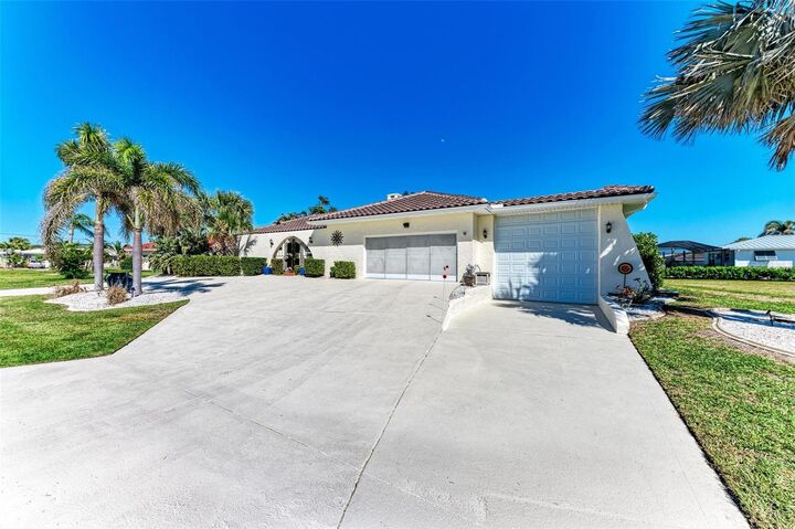 Property Photo: 740 Via Esplanade FL 33950