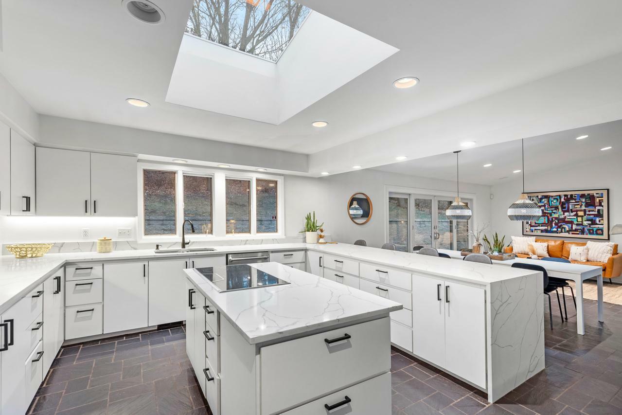 Property Photo: 1345 Fairlawn Way MN 55416