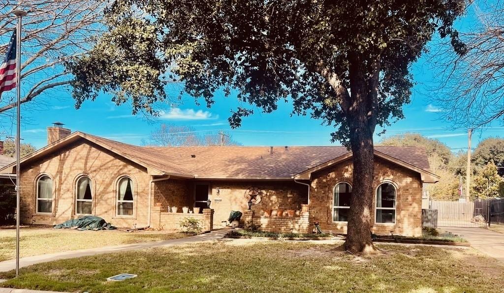 Property Photo:  917 Curtis Drive  TX 76012 