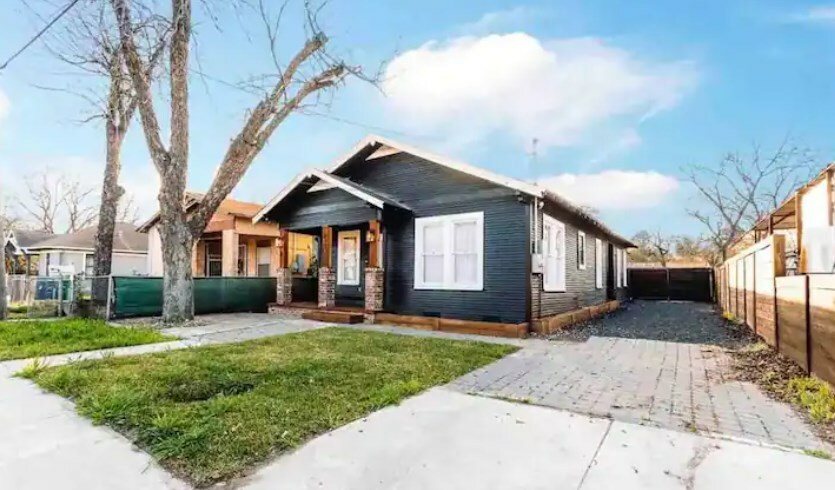 Property Photo:  623 Muncey  TX 78202 