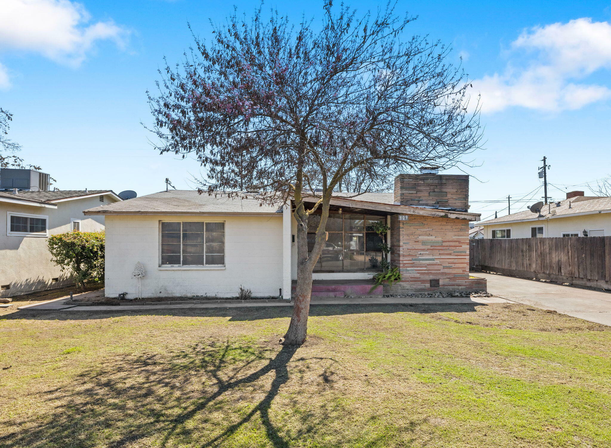 Property Photo:  909 E Kaweah Avenue  CA 93292 