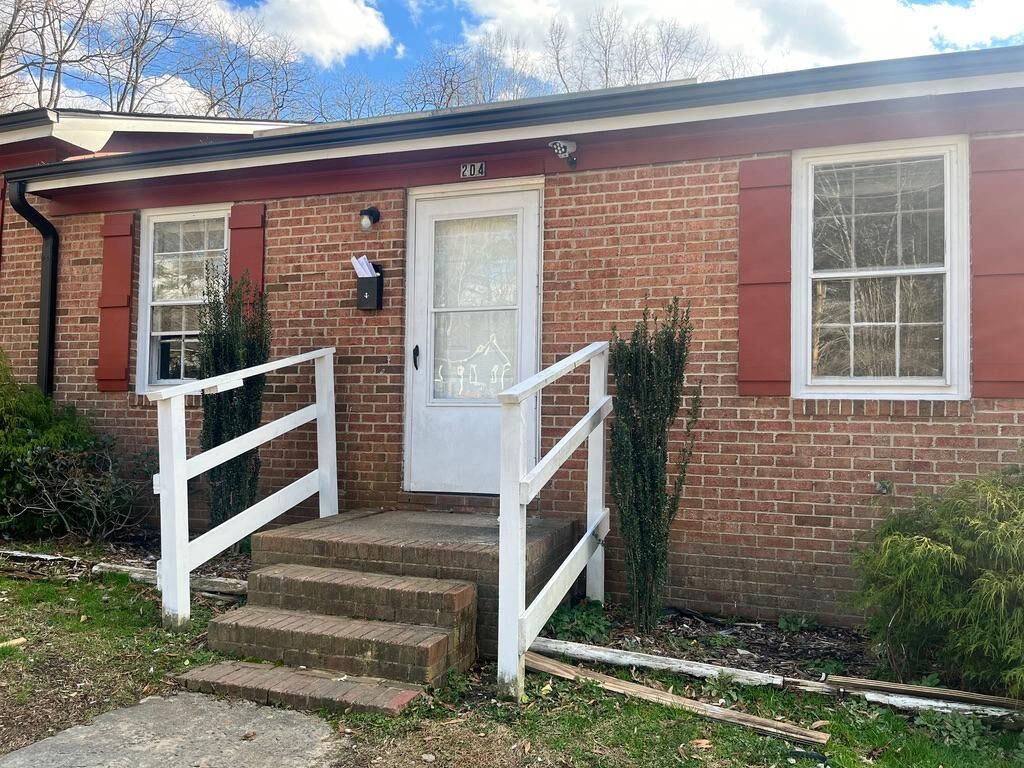 Property Photo: 202 North Avenue 202 NC 27330