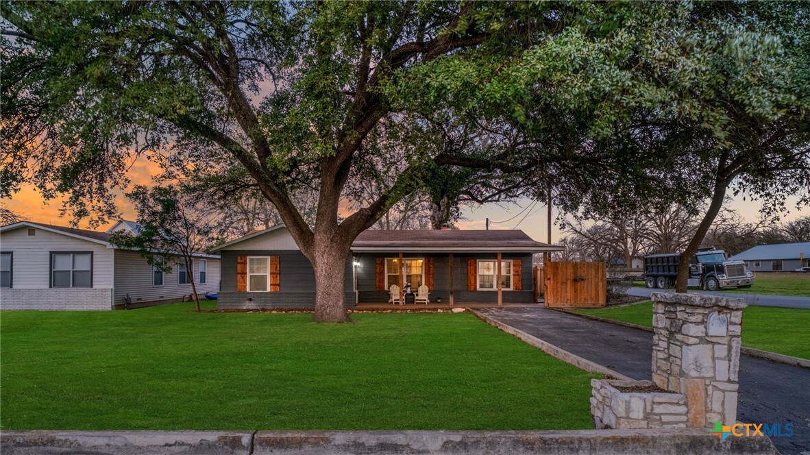 Property Photo:  920 N Union Avenue  TX 78130 