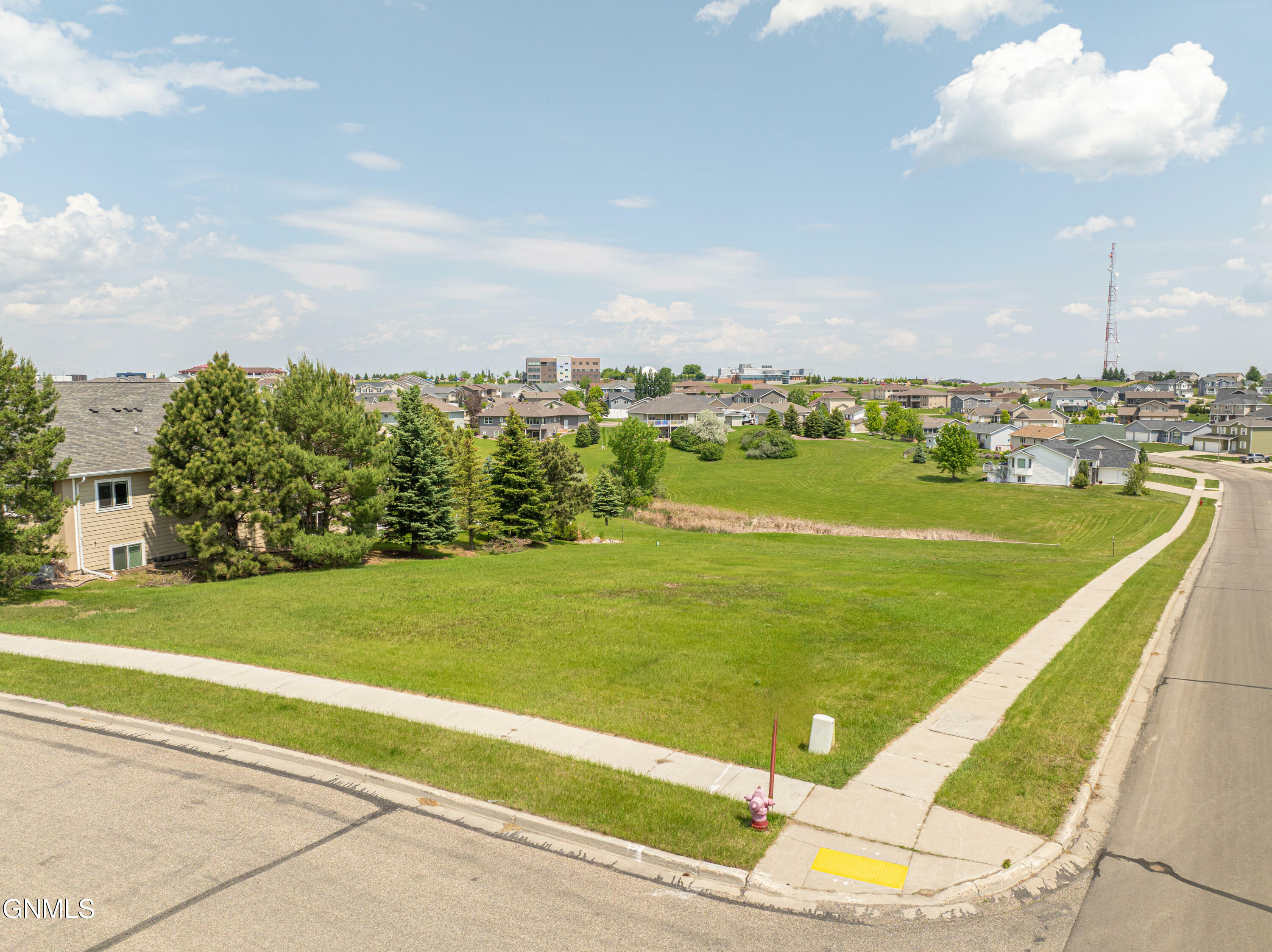 Property Photo:  526 Versailles Avenue  ND 58503 