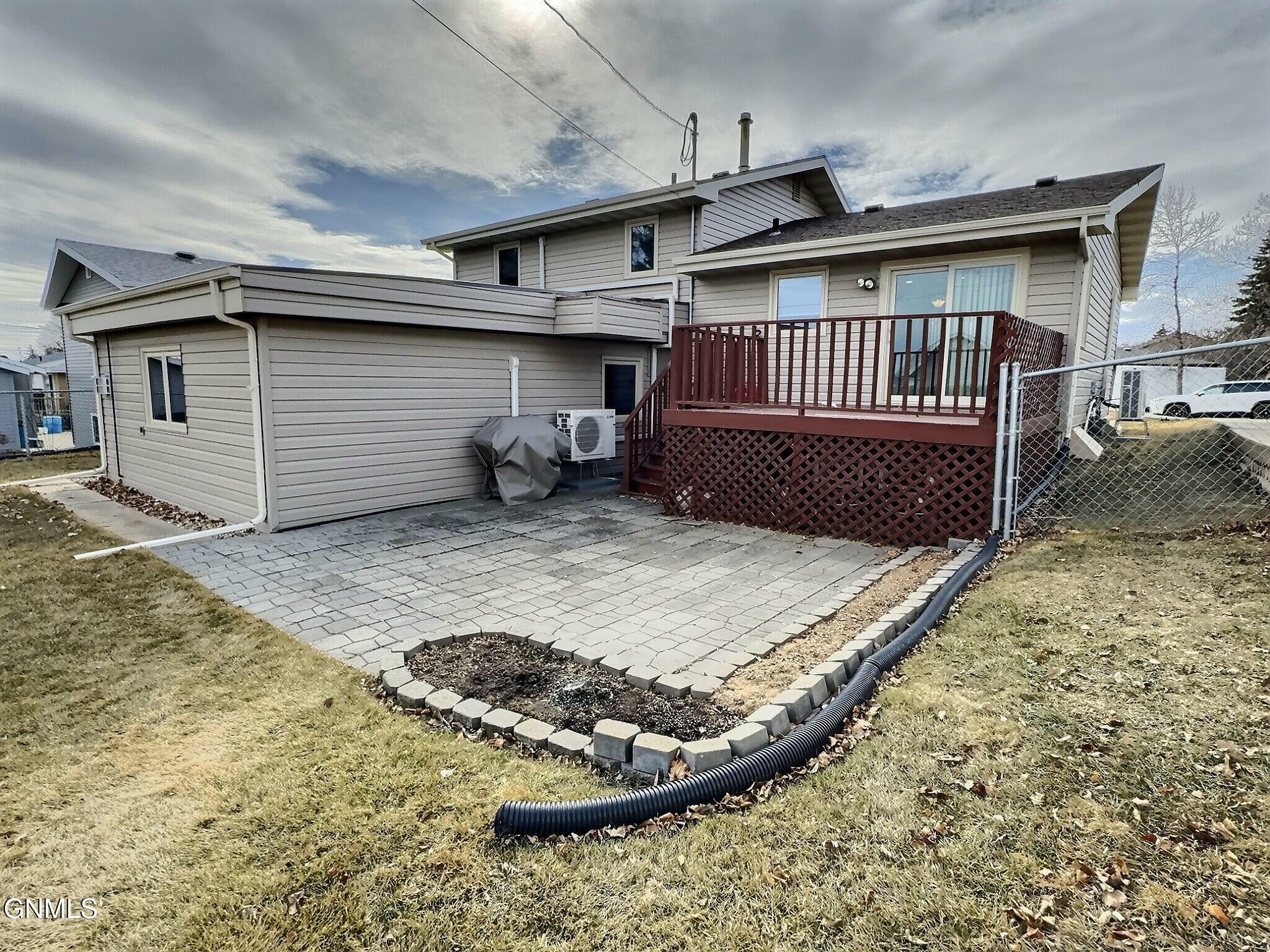 Property Photo:  1802 6th Avenue NW  ND 58554 