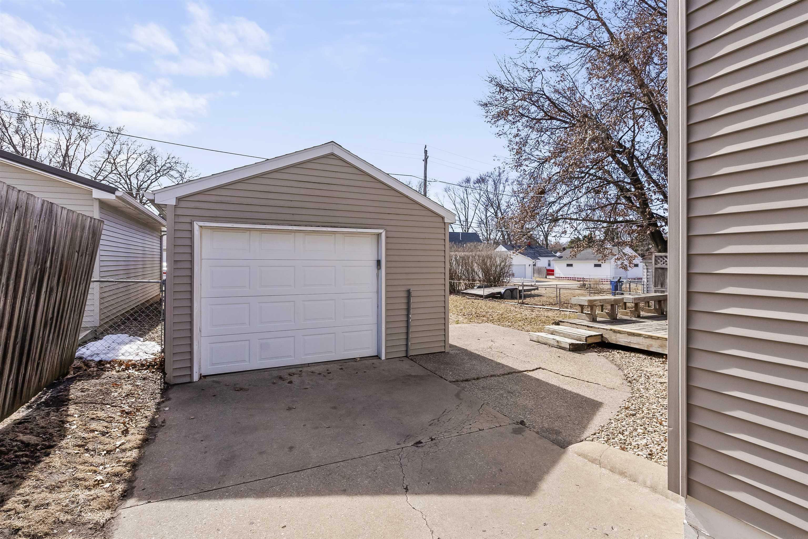 Property Photo:  1150 E Mitchell Avenue  IA 50702 