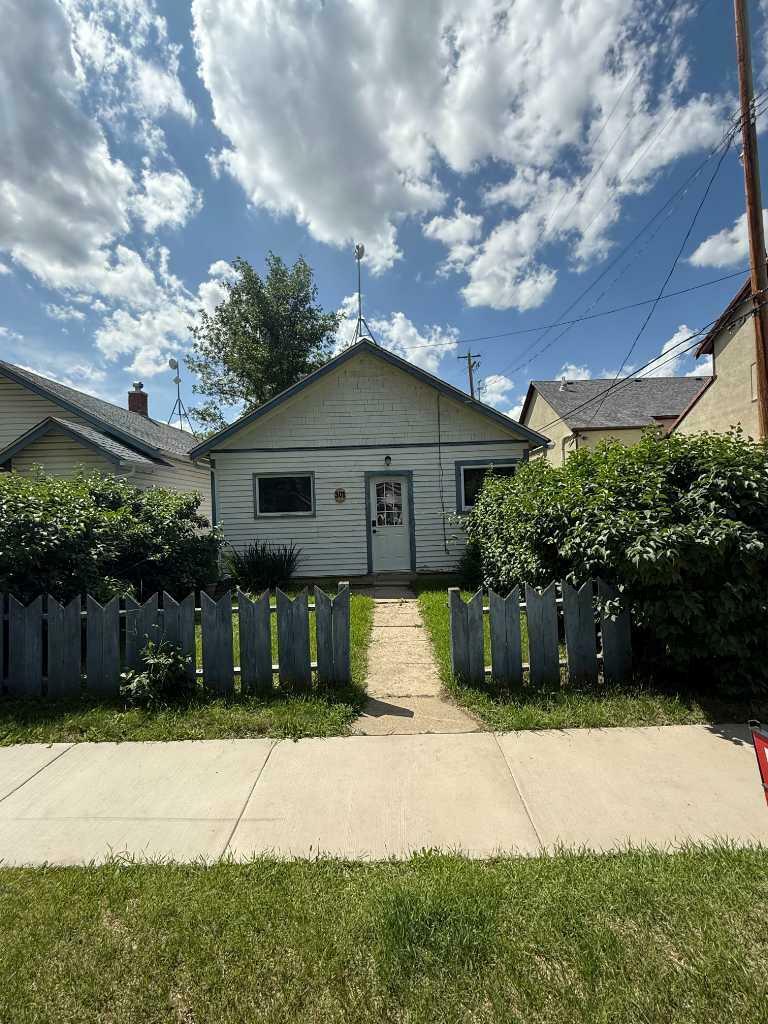 Property Photo:  301 2nd Street E  AB T0J 0Y3 