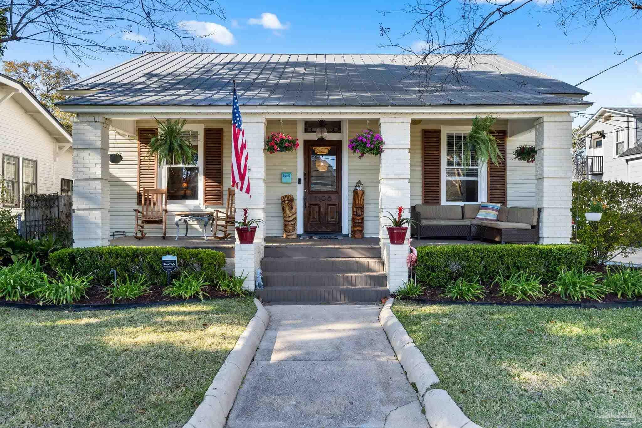 Property Photo: 1106 E Jackson St FL 32501