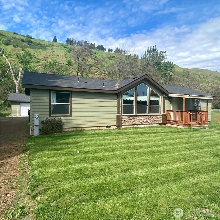 Property Photo: 1408 S 2nd Street WA 99328