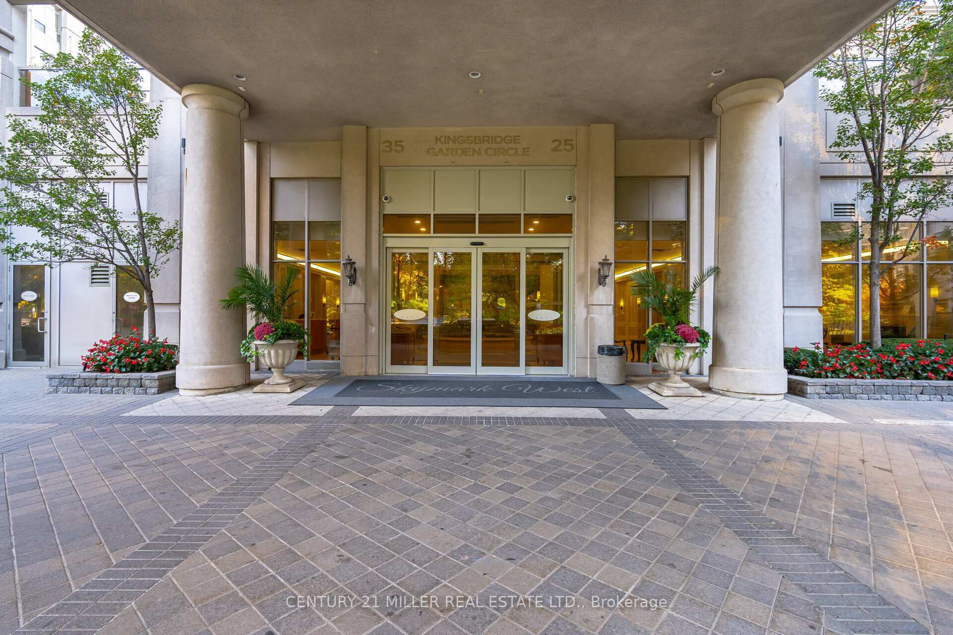 Property Photo: 25 Kingsbridge Garden Circ 3013 ON L5R 4B1