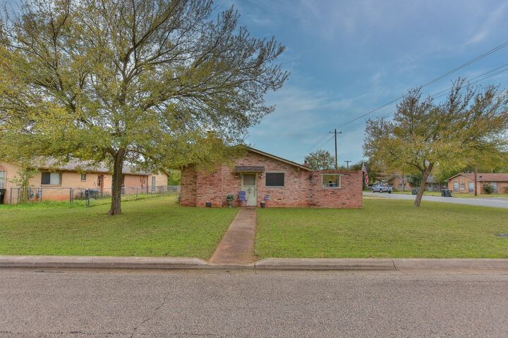 Property Photo:  2404 Cottonwood Drive A/B  TX 78628 
