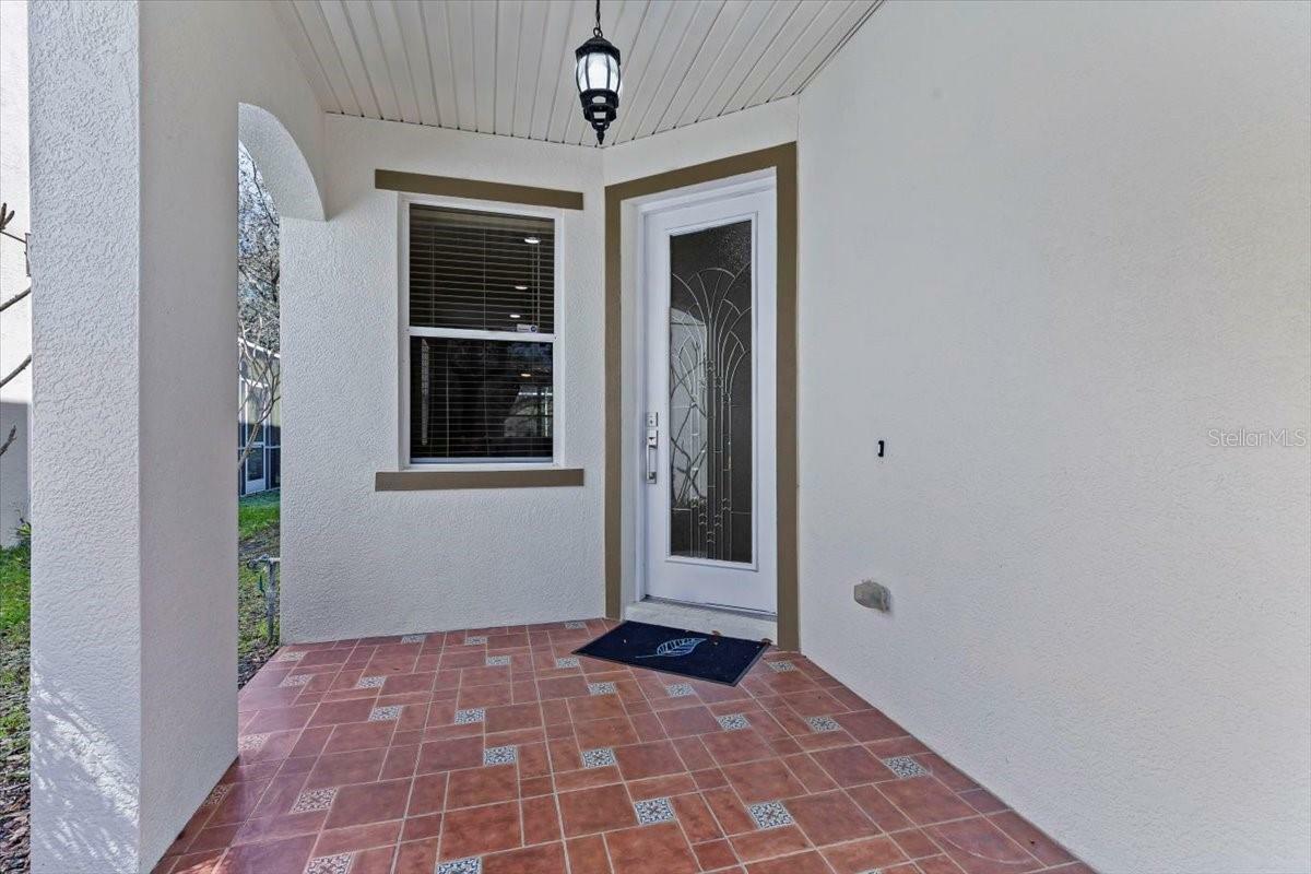 Property Photo:  2442 Silvermoss Drive  FL 33544 