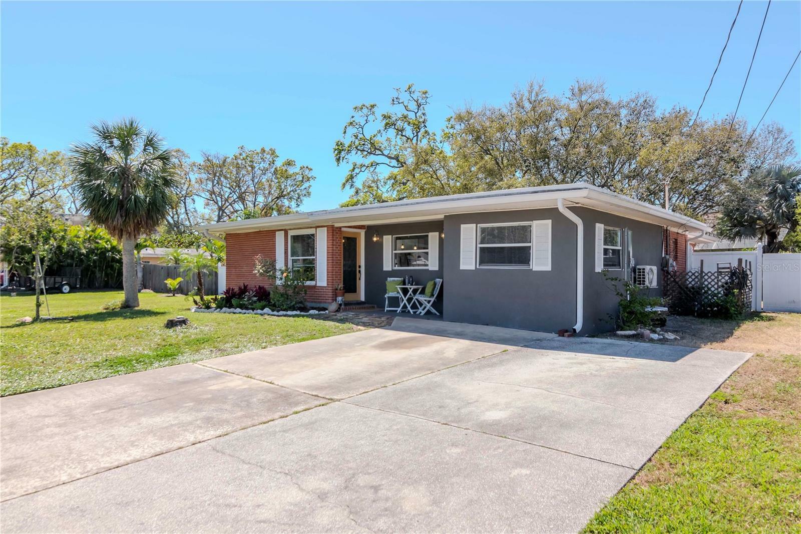 Property Photo: 27 Park Avenue FL 34689