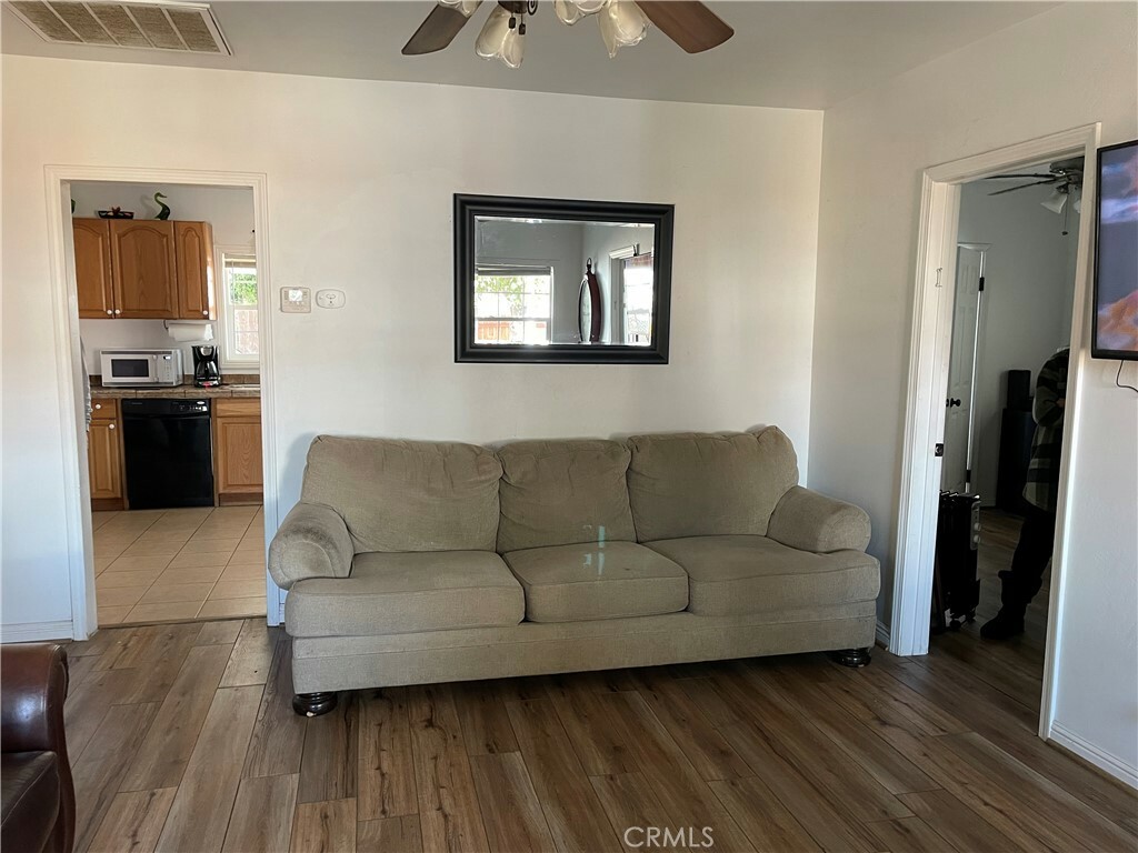 Property Photo:  431 Douglas Street  CA 93308 