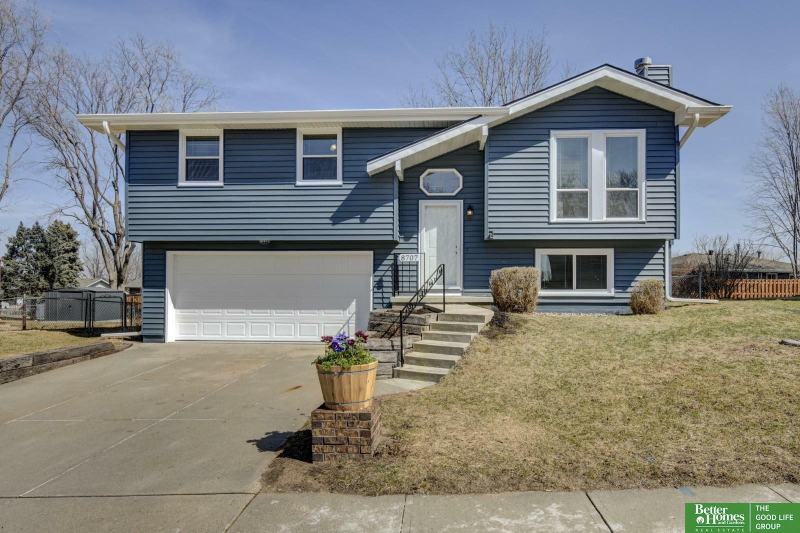 Property Photo: 8707 S 138th Avenue NE 68138