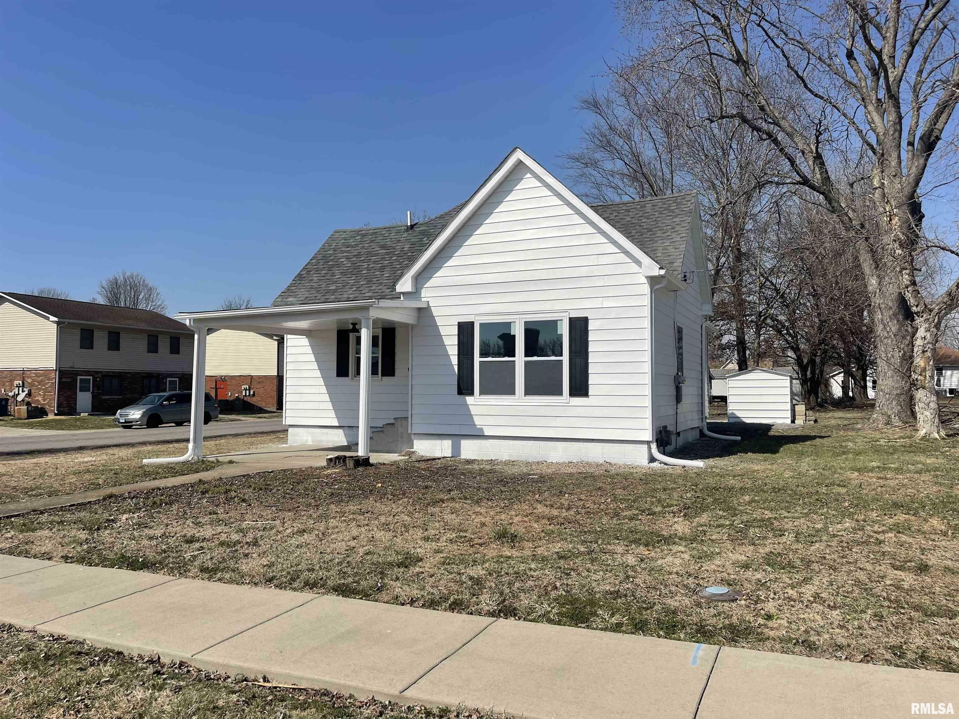 Property Photo:  800 E Reeves Street  IL 62959 