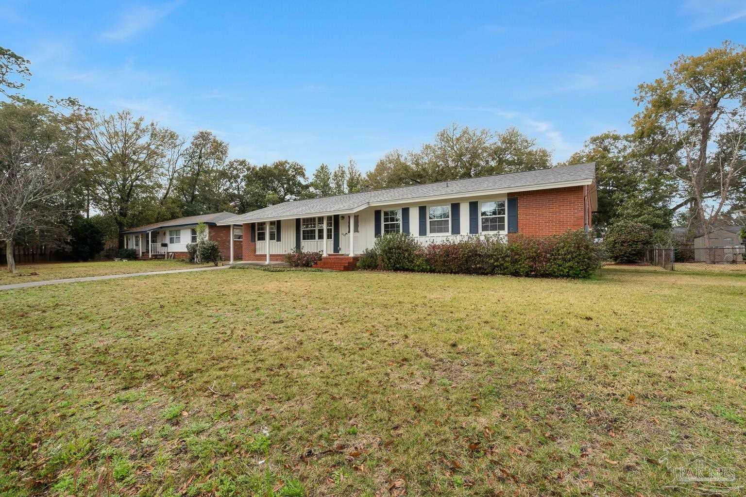 Property Photo: 6020 Hilltop Rd FL 32504
