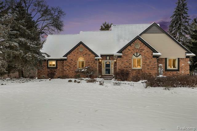 Property Photo:  8878 Pippen Drive  MI 48065 