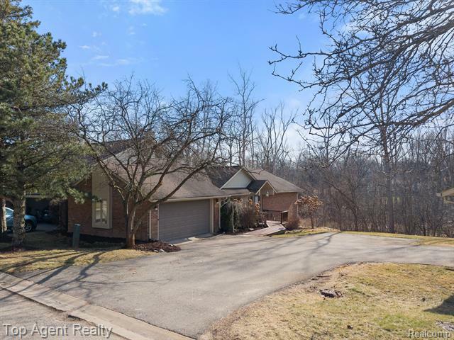 Property Photo:  5523 Walnut Circle W  MI 48322 