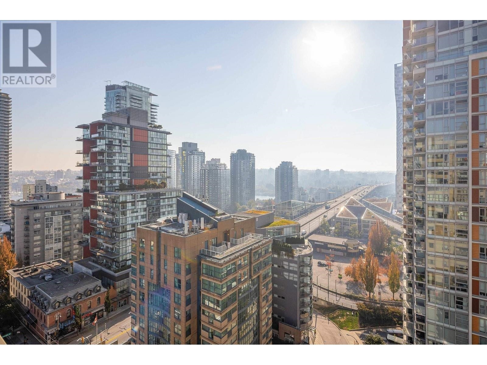 Photo de la propriété: 789 Drake Street 1705 BC V6Z 2N7
