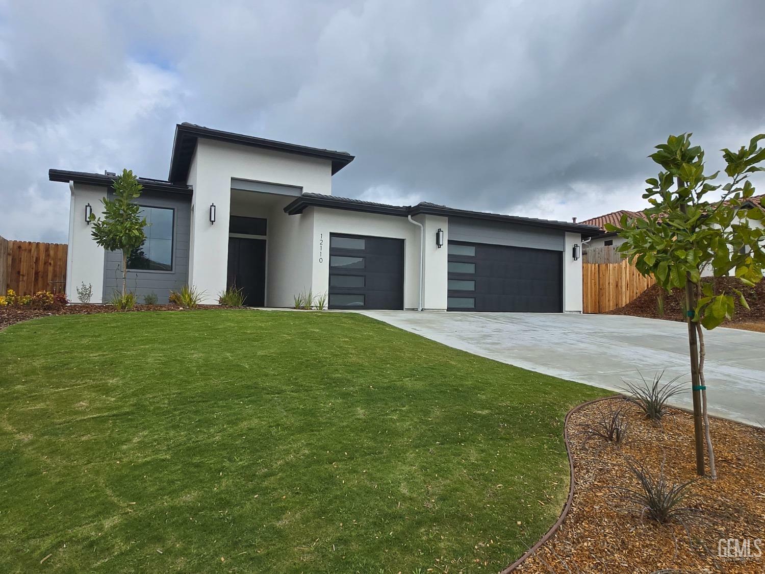 Property Photo: 12110 Pendulum Drive CA 93306