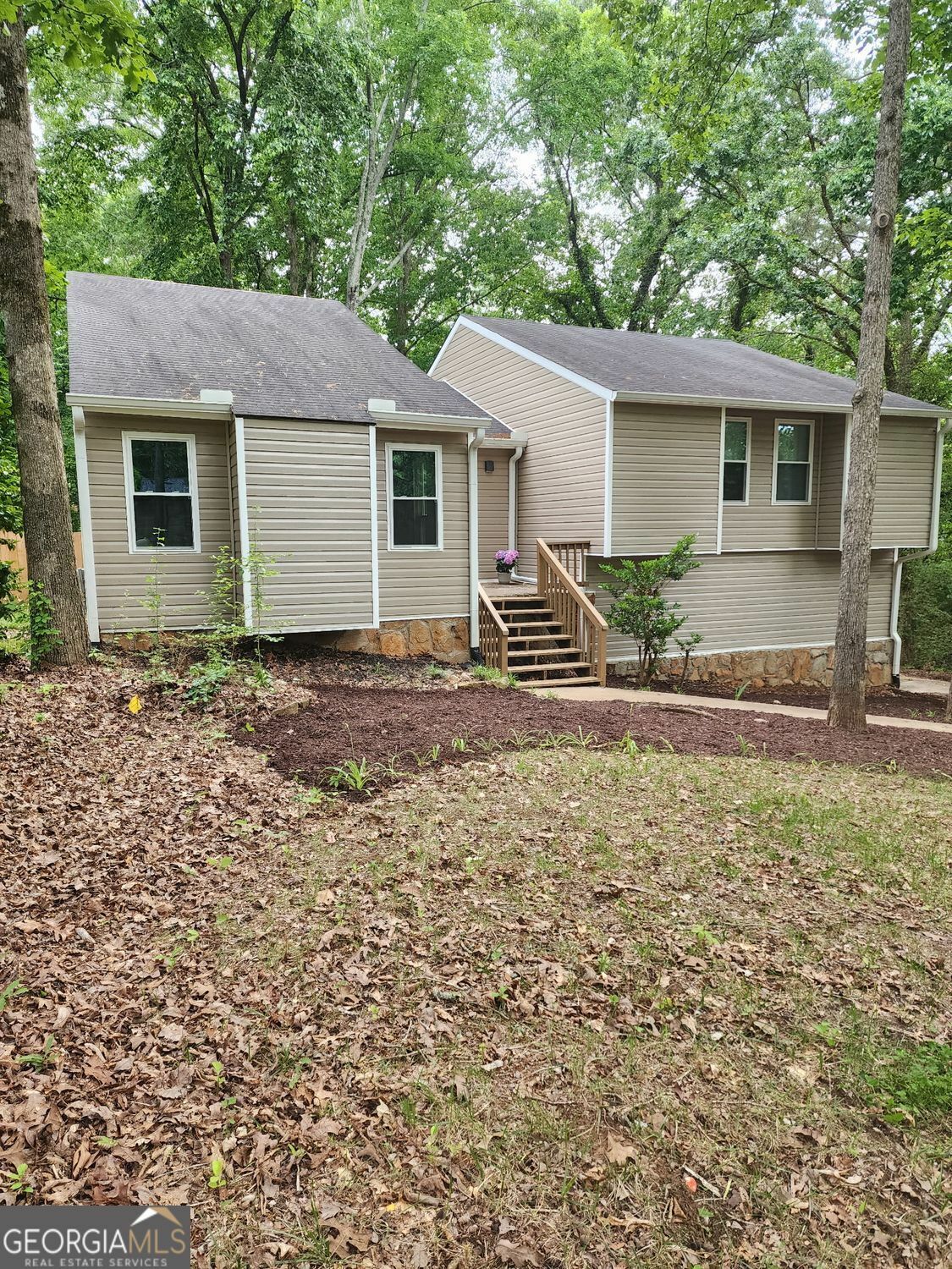 Property Photo: 6739 Valley Court GA 30135