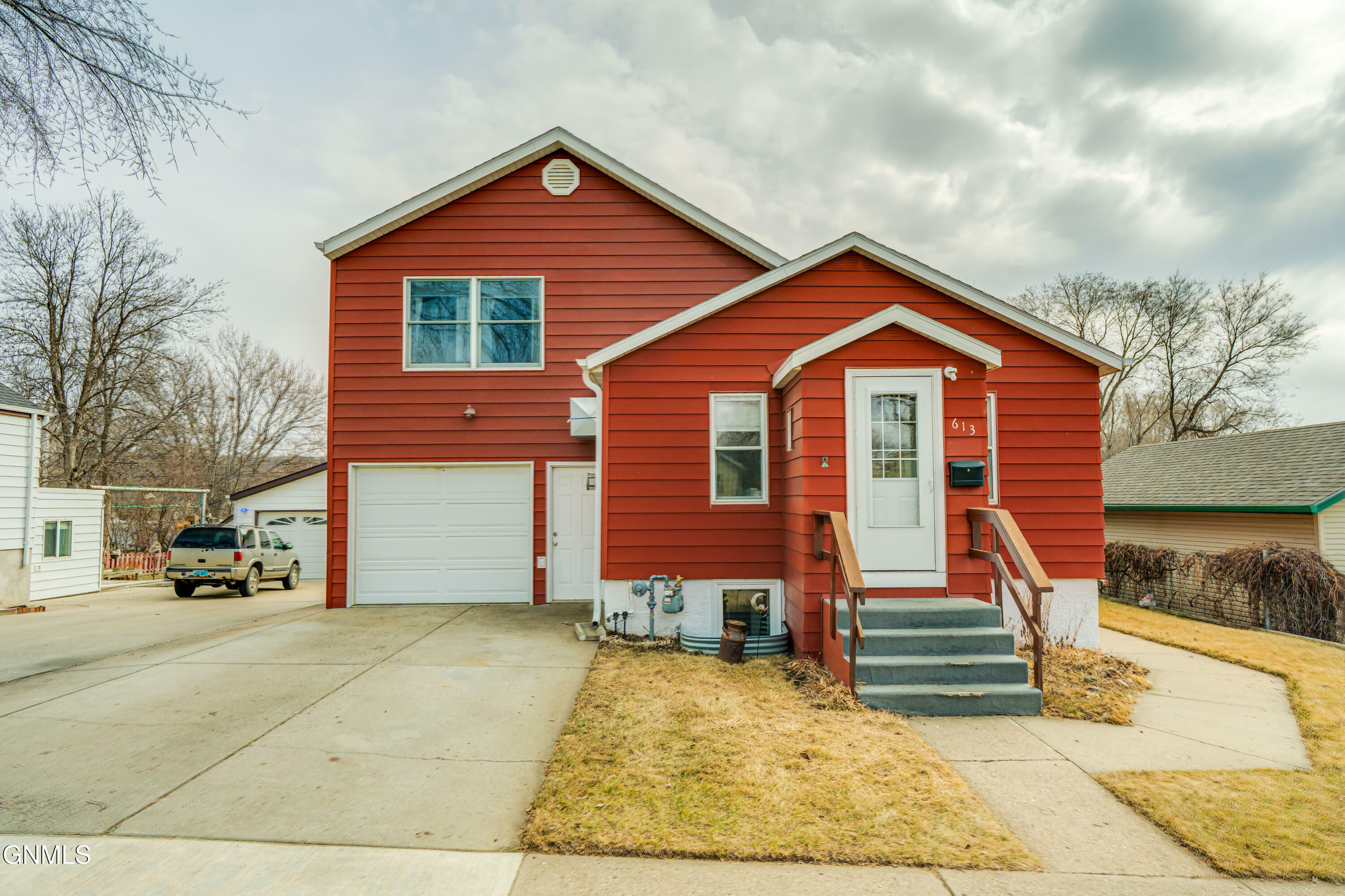 Property Photo:  613 17th Street N  ND 58501 