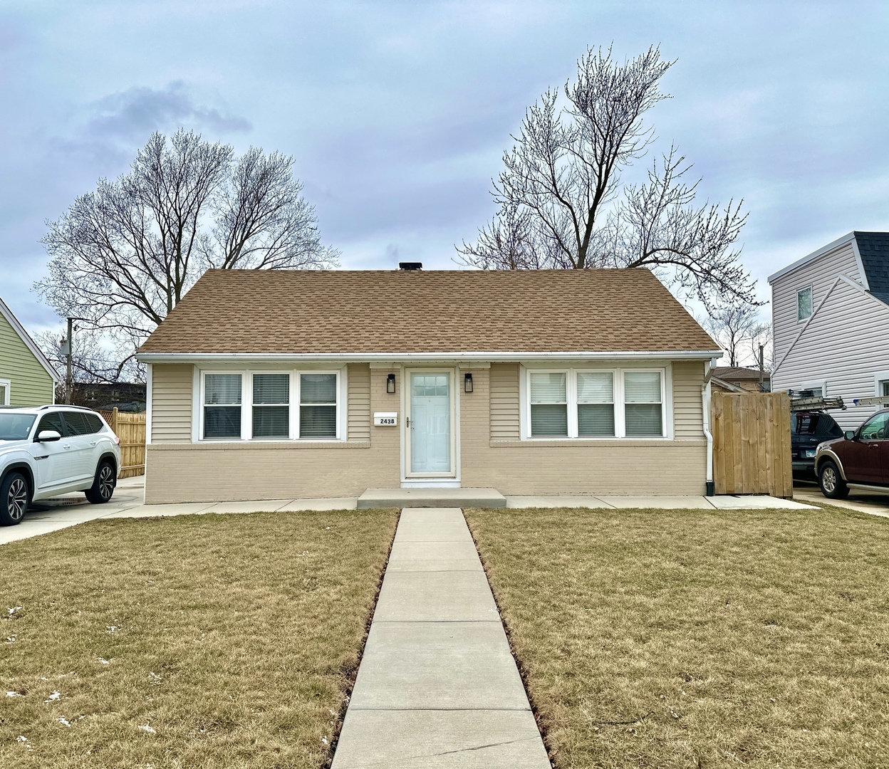 Property Photo: 2438 Sarah Street IL 60131