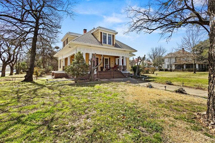 Property Photo:  1104 W Bond Street  TX 75020 