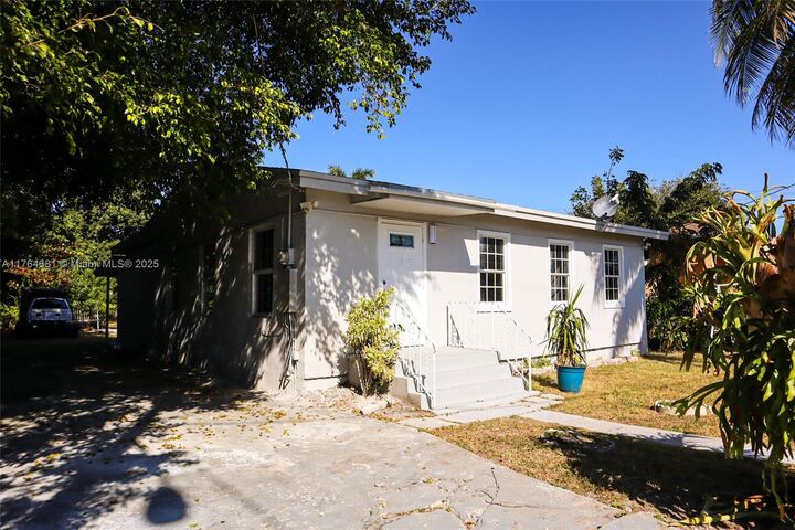 415 NW 7th St  Homestead FL 33030 photo