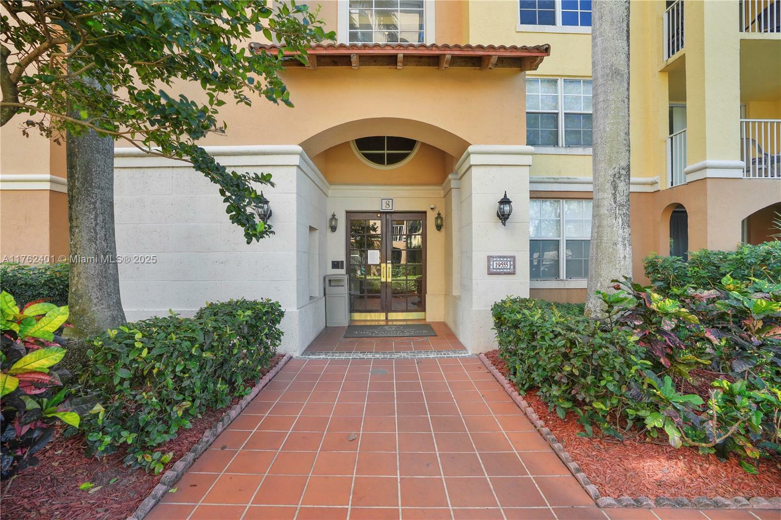 Property Photo: 19555 E Country Club Dr 8502 FL 33180