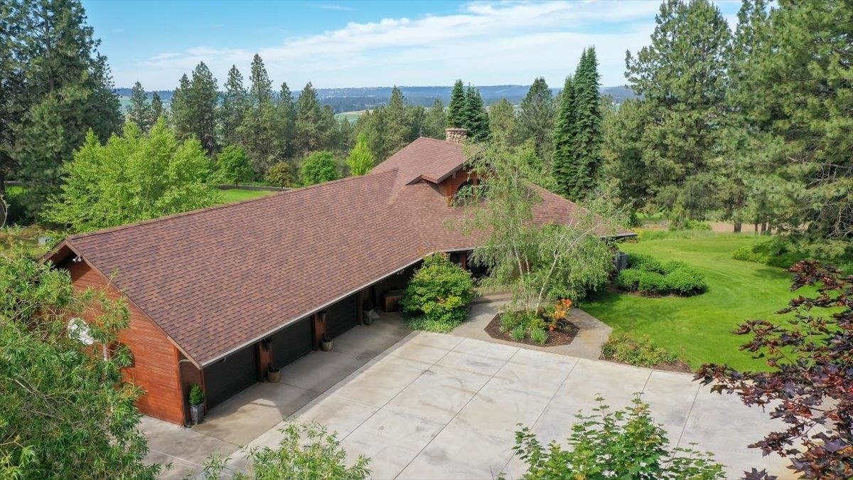 Property Photo: 8912 E Golden Hills Ln WA 99021