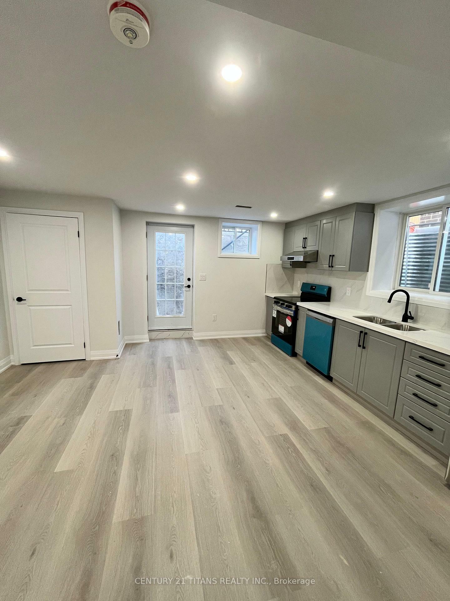 Photo de la propriété: 27 William Nador Street Lower ON N2R 0S3