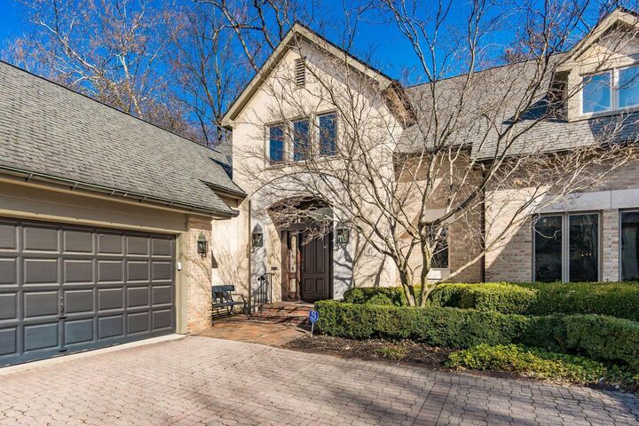 Property Photo: 4 Lyonsgate OH 43209