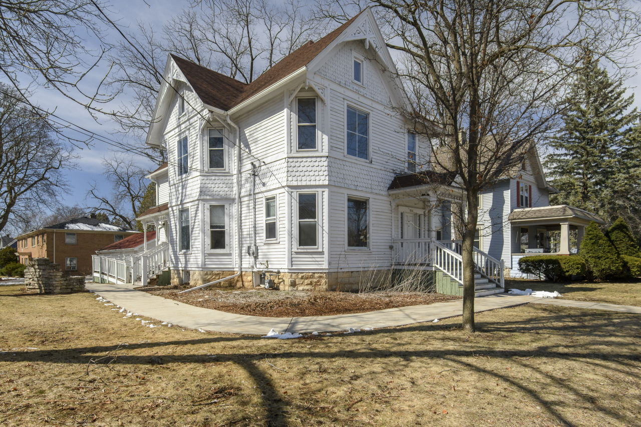 114 S East Ave  Waukesha WI 53186 photo