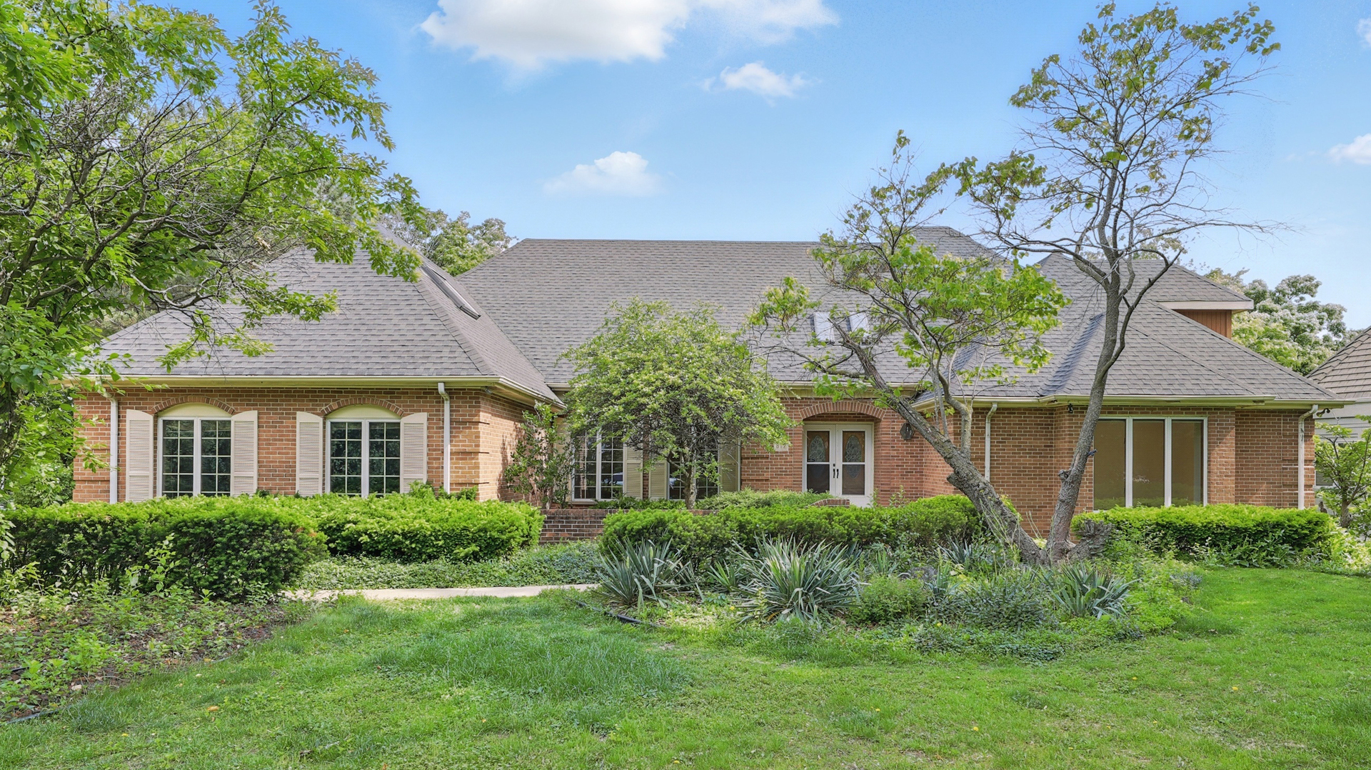 Property Photo: 812 Saint Stephens Grn IL 60523