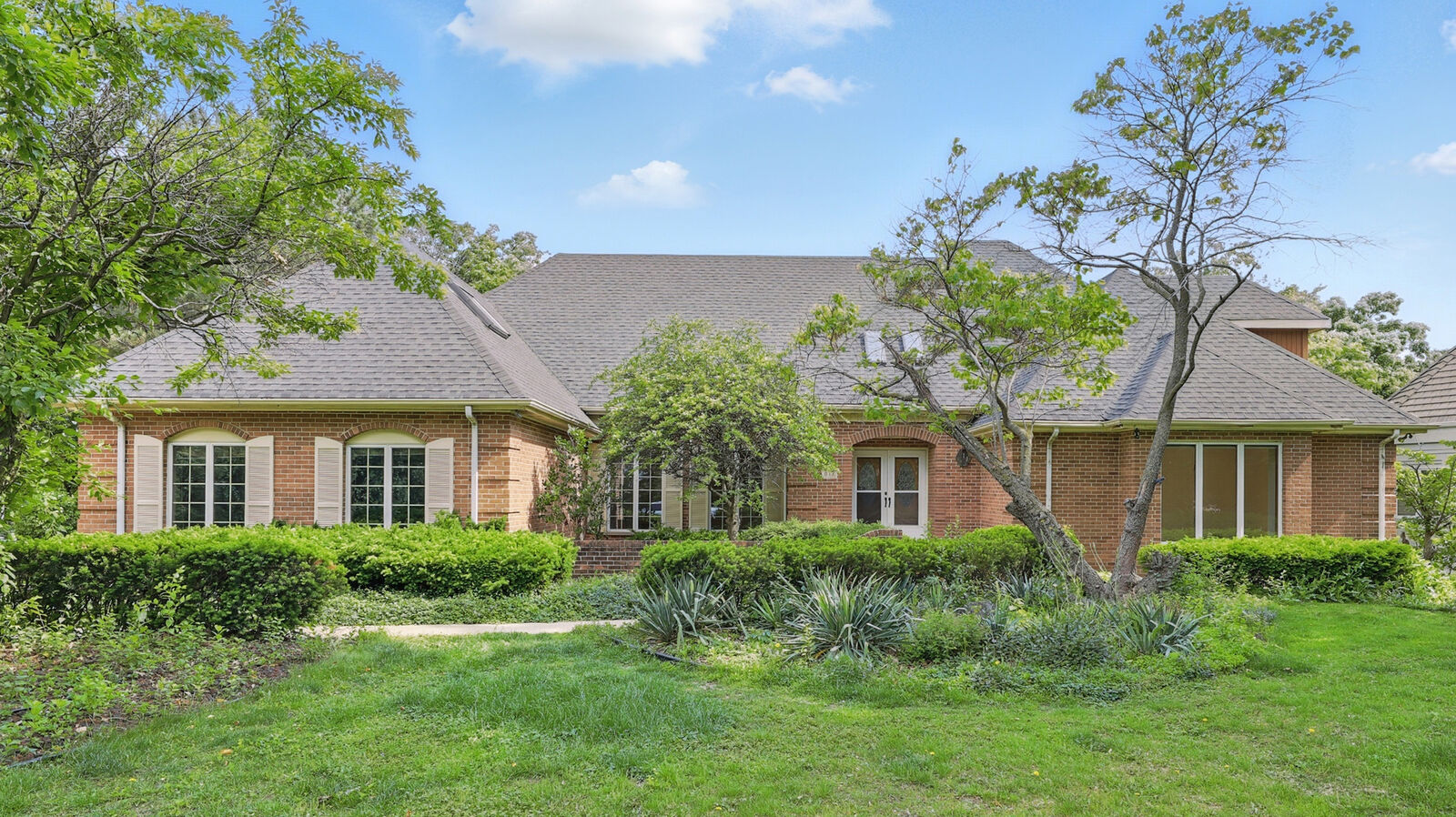 Property Photo:  812 Saint Stephens Grn  IL 60523 