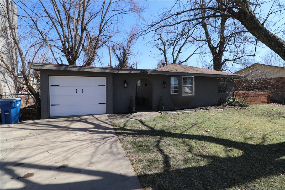 Property Photo: 825 SE H Street AR 72712
