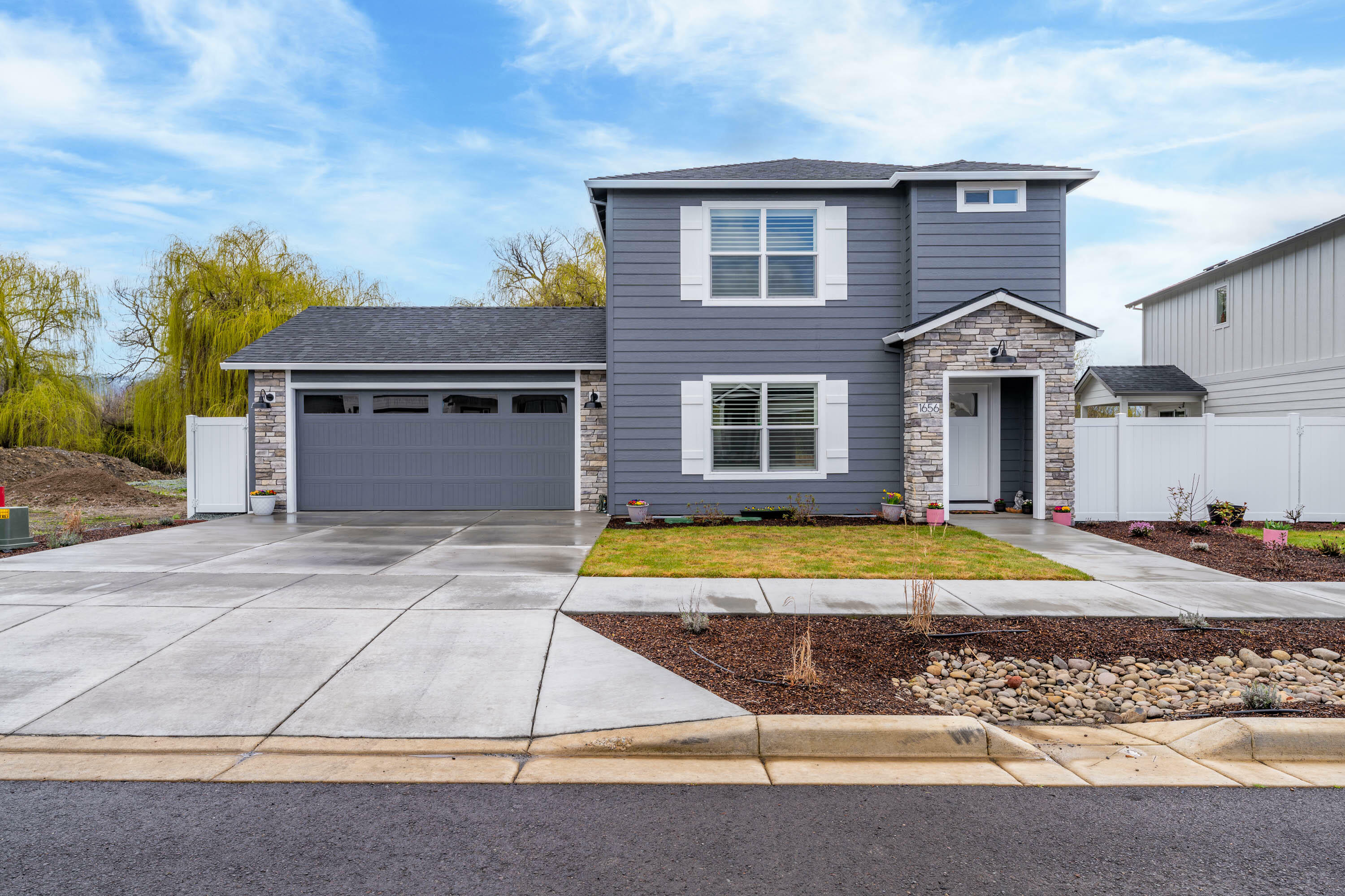 Property Photo: 1656 Monarch Lane OR 97504