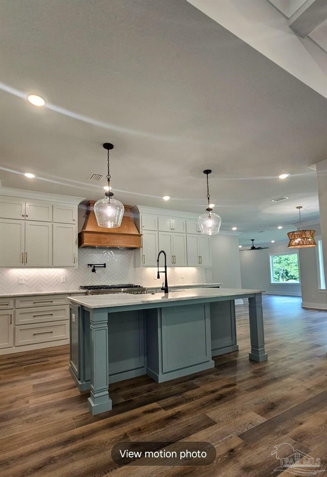 Property Photo: 5221 Hamilton Ln FL 32571