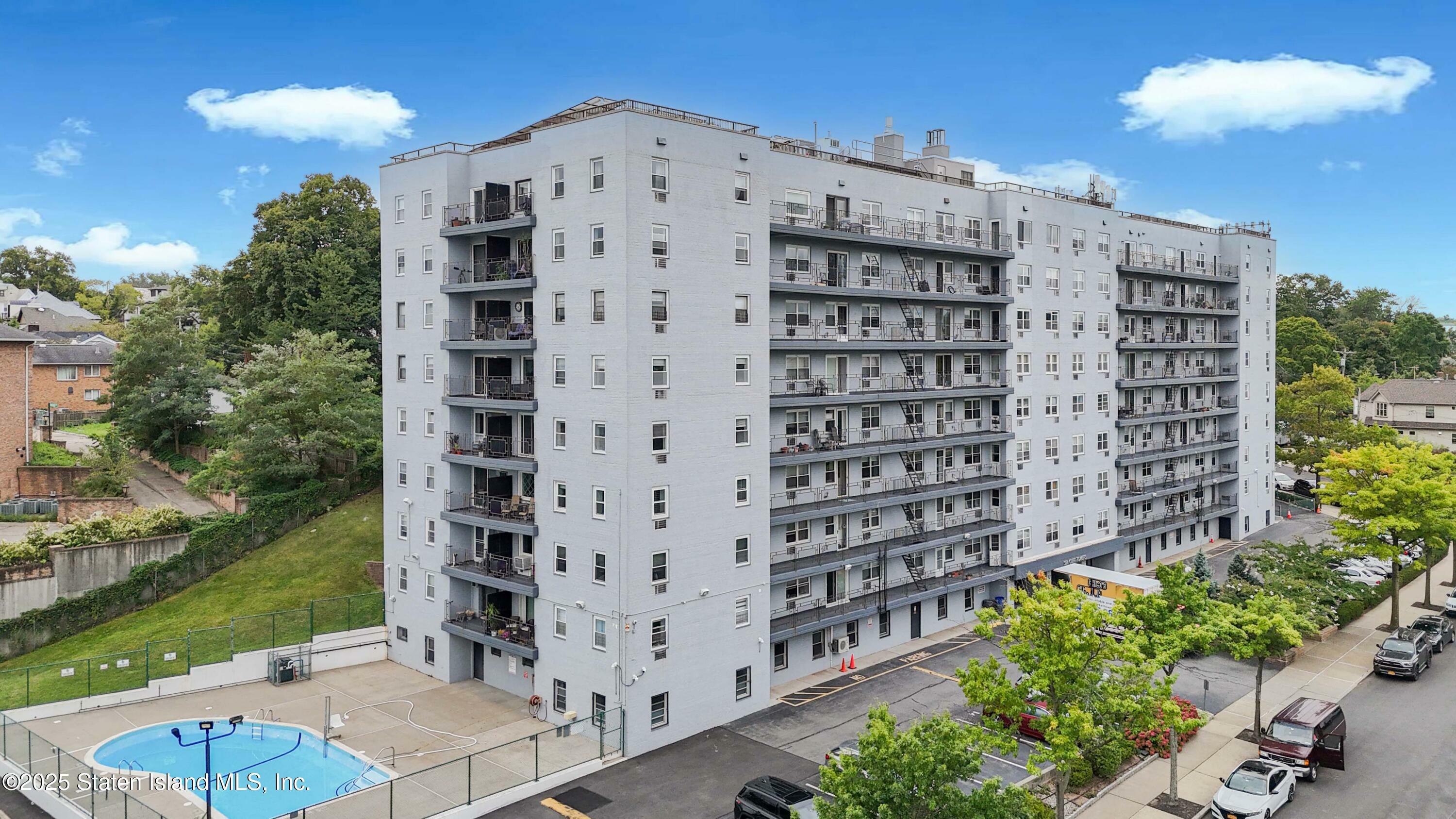 Property Photo: 20 Cliff Street 3R NY 10305