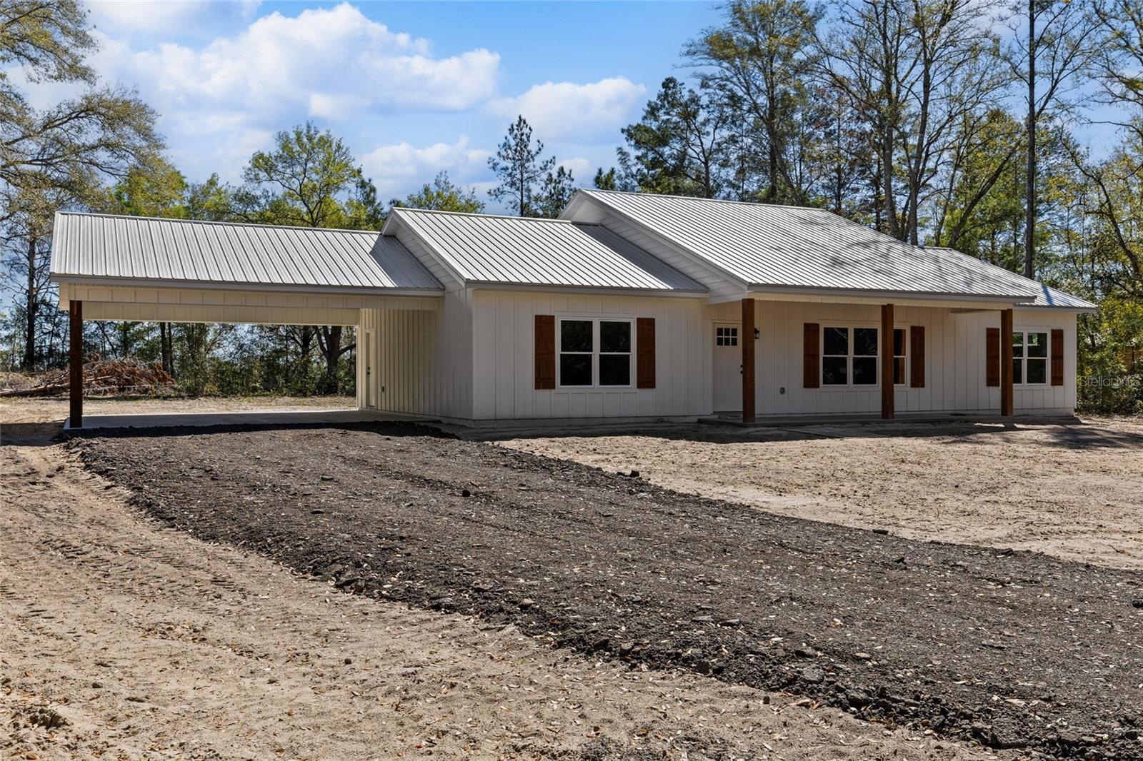 Property Photo: 5910 NE 51st Terrace FL 32643