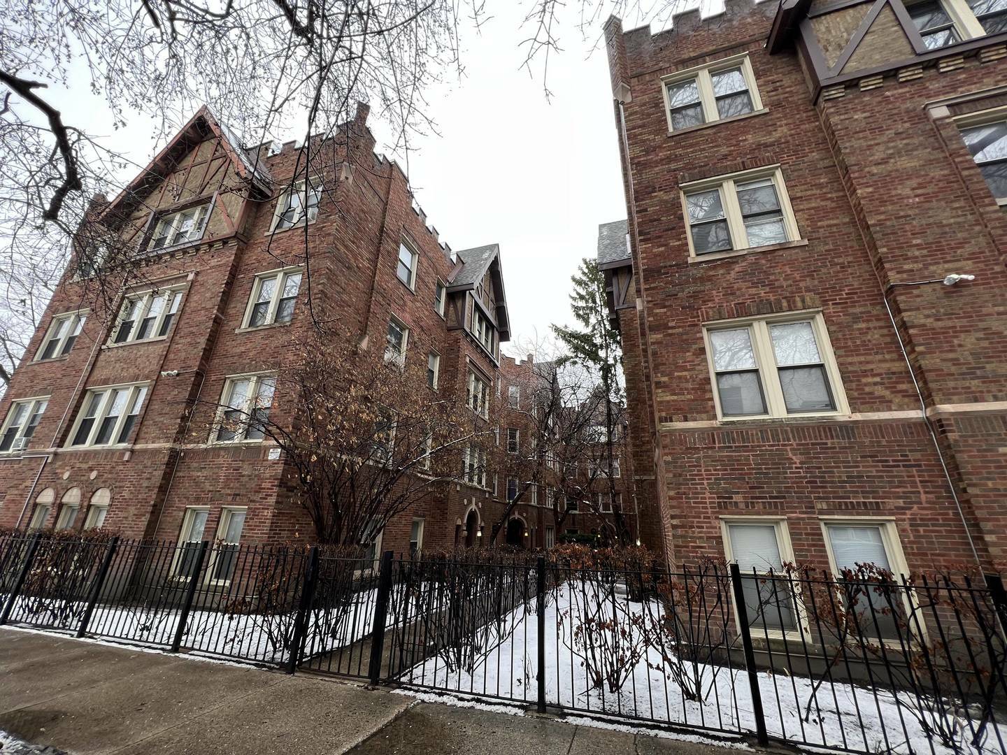 Property Photo: 4955 N Whipple Street 1E IL 60625