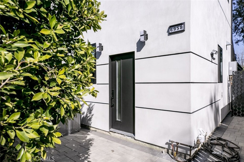 Property Photo: 6958 Costello Avenue CA 91405