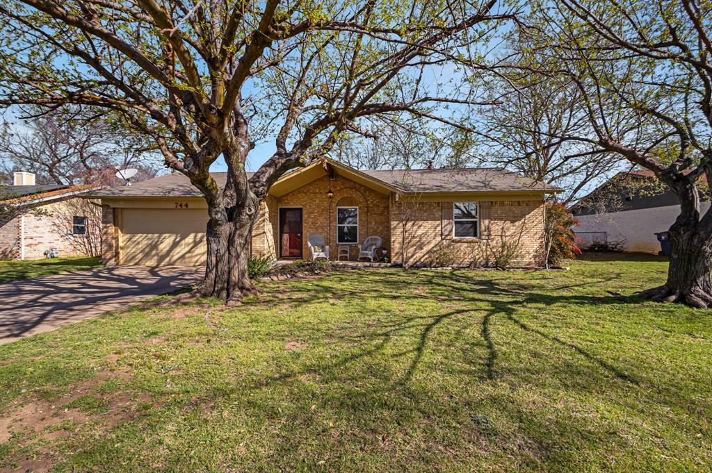 Property Photo: 744 Meadowlark Circle TX 76036