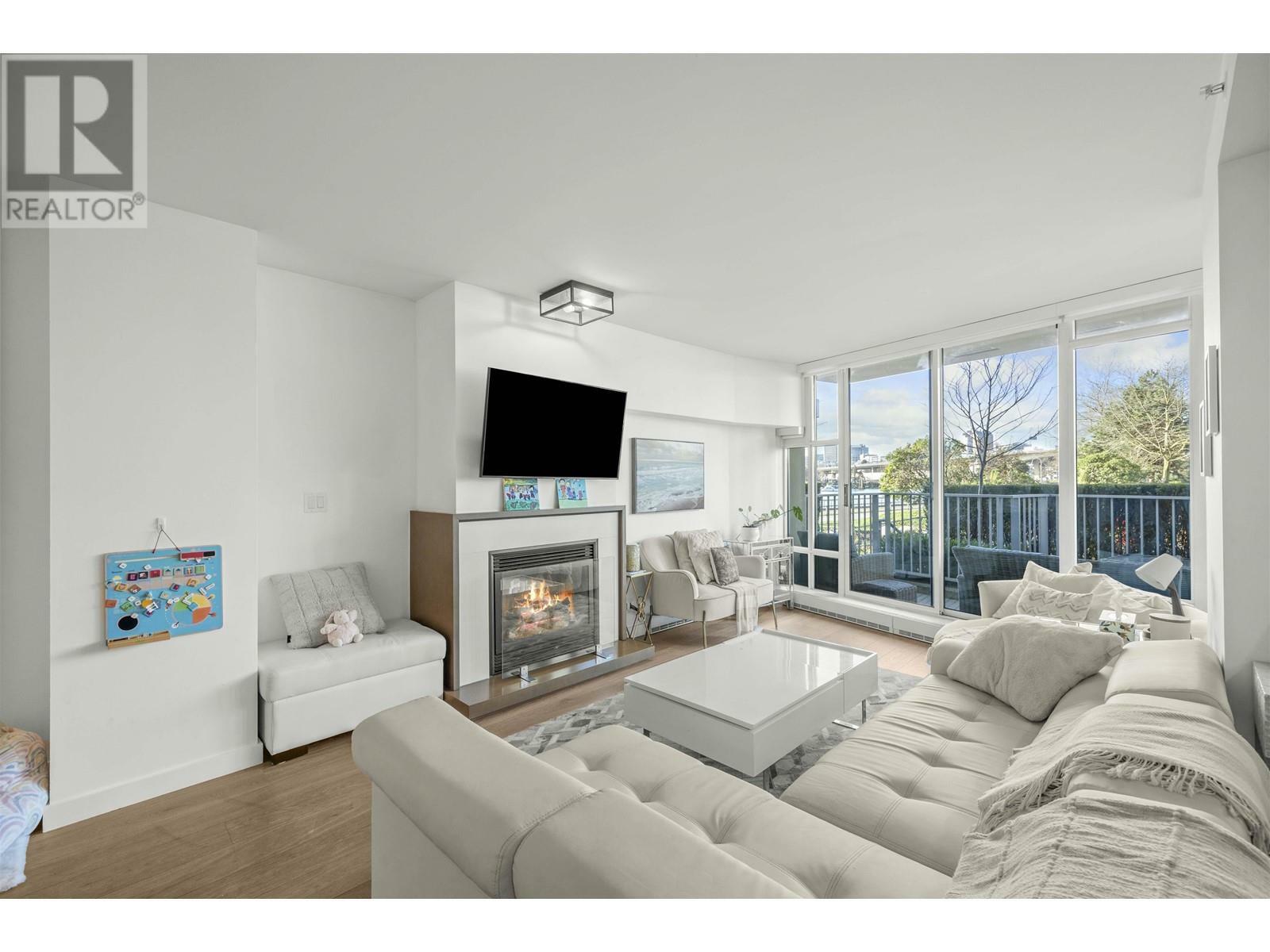 Property Photo: 8 Smithe Mews 106 BC V6B 0A5