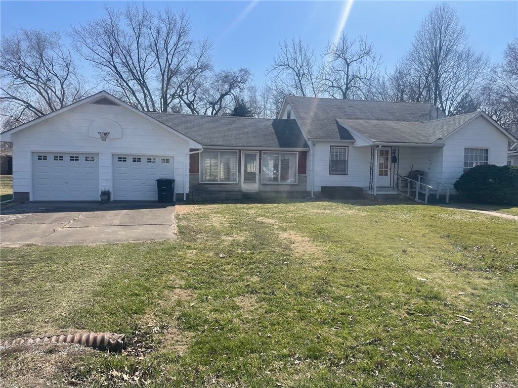 Property Photo:  615 W 1st Street  IL 62458 