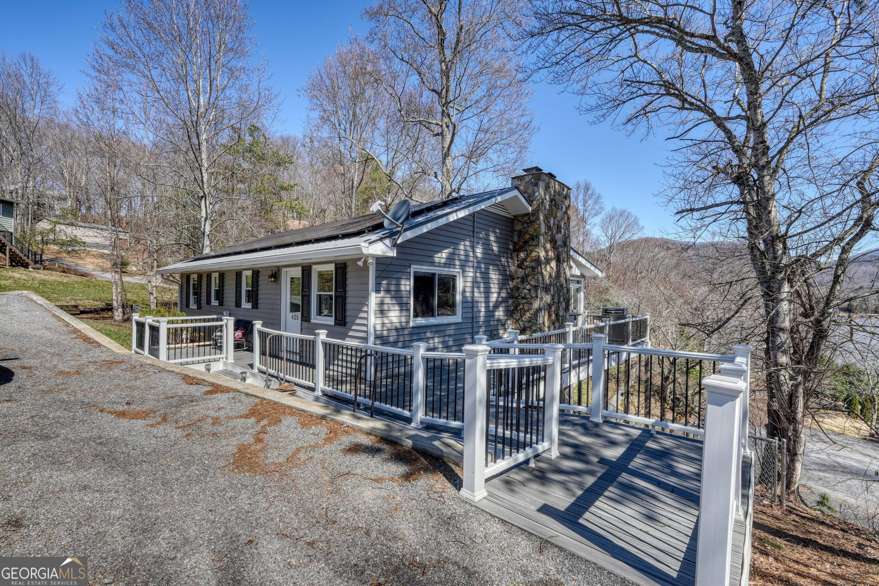 Property Photo: 625 Sunnyside Shores Road GA 30546